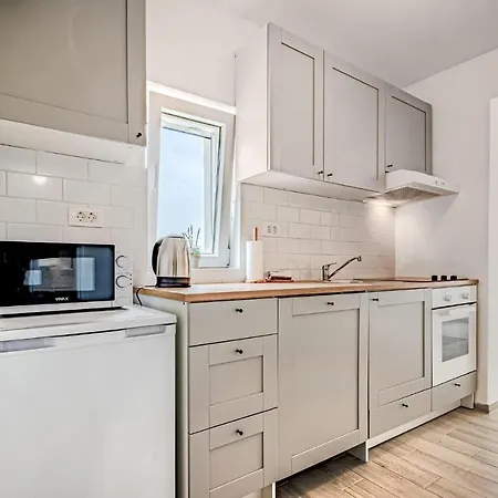 Nice In With Kitchen Apartment *
