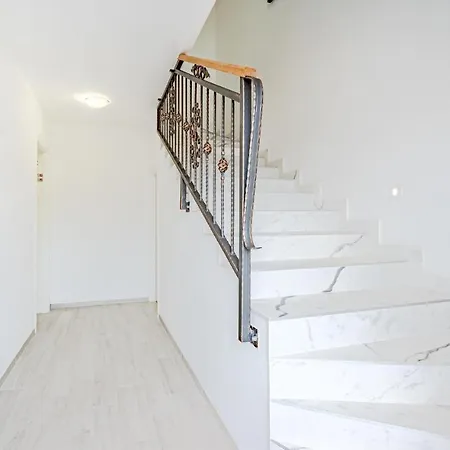 Nice In With Kitchen Apartment *